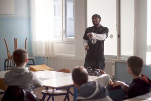 Photo du rappeur JM et de jeunes ados